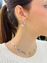 Load image into Gallery viewer, Gota Perlada Steel Earrings
