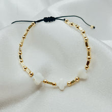 Load image into Gallery viewer, Mother Pearl Flower Bracelet
