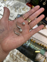 Load image into Gallery viewer, Gota Perlada Steel Earrings
