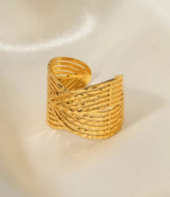 Load image into Gallery viewer, Cinta Gold Ring
